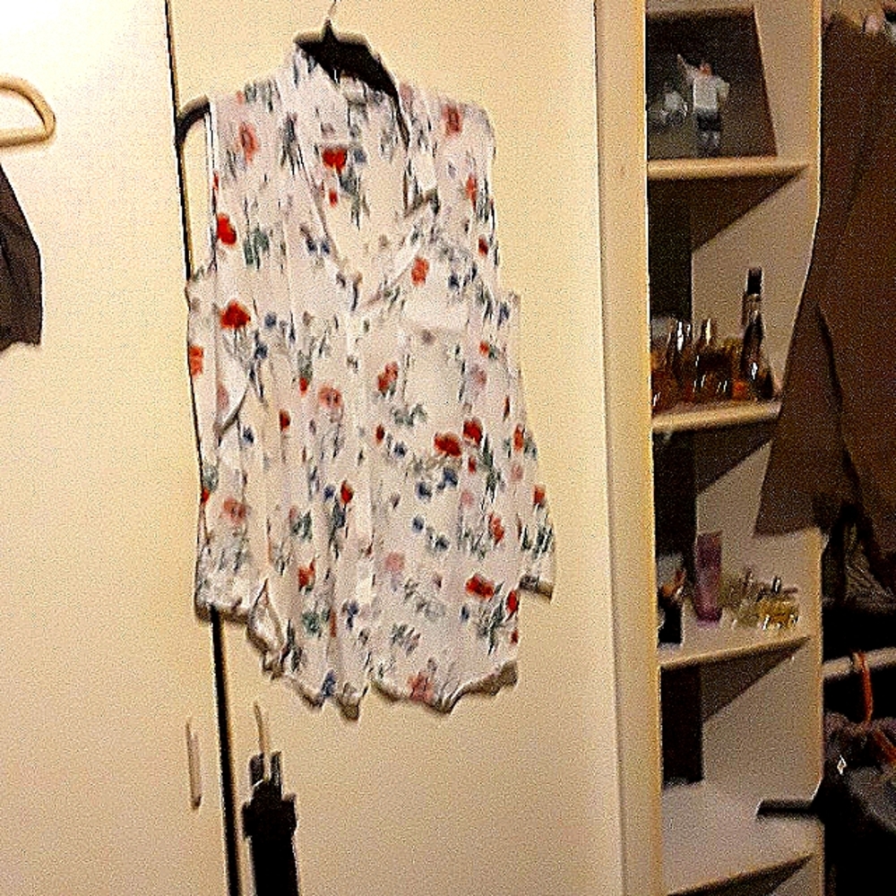 Blouse with open shoulders